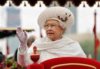 Queen_Elizabeth_waves.jpg
