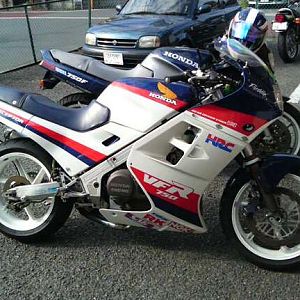'86 VFR750F (RC30 motor)