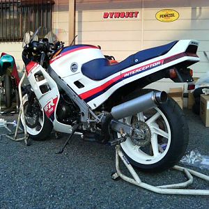 '86 VFR750F (RC30 motor)