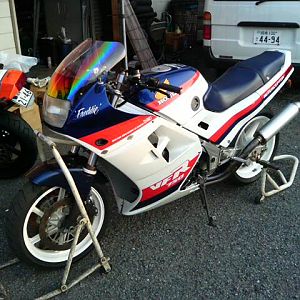 '86 VFR750F (RC30 motor)