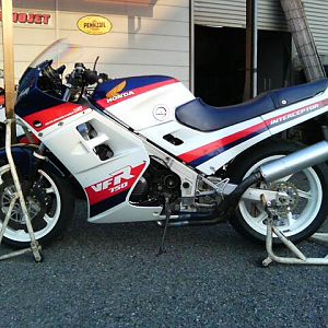 '86 VFR750F (RC30 motor)