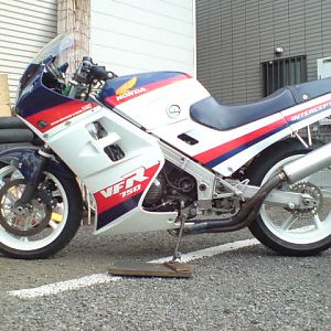 '86 VFR750F (RC30 motor)