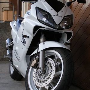 VFR750 RC36 in CBR600F4 skin