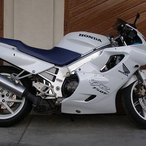 VFR750 RC36 in CBR600F4 skin
