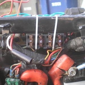 Secondary fuse block