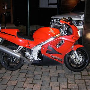 96VFR750