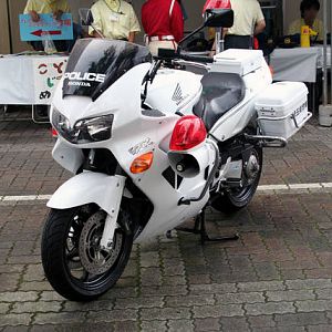 Japanese_HONDA_VFR800P_police_motorcycle