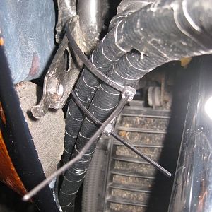 cable_ties_hold_the_harness_to_the_instrument_support