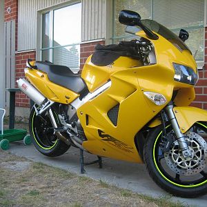 vfr_800_fi_002