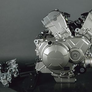 10_VFR1200F_EngDet1_lr