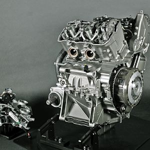 10_VFR1200F_EngDet3_lr