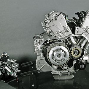 10_VFR1200F_EngDet4_lr