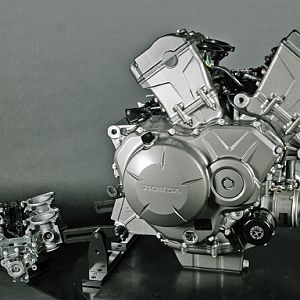 10_VFR1200F_EngDet9_lr