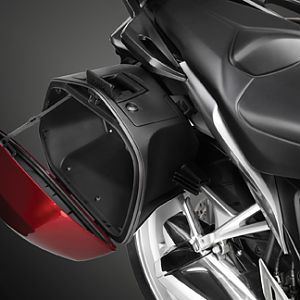 10_VFR1200F_Acc_RtSaddlebag_2_lr