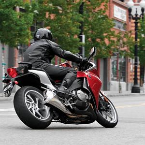 10_VFR1200F_Act25_lr