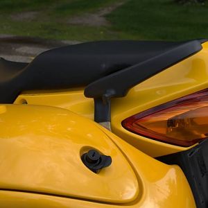 RH saddle bag with auxilliary upper bracket