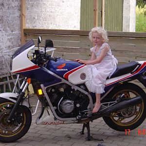 Camilla_og_fars_motorcykel
