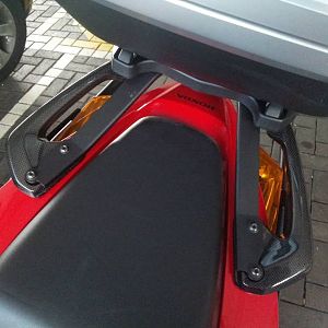 Givi topbox and carbon fibre grab handle set up