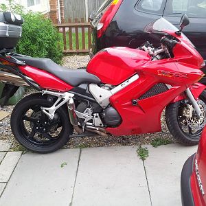 Top box without seat cowl